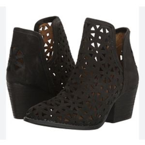 Musse +Cloud leather booty size 9/40.